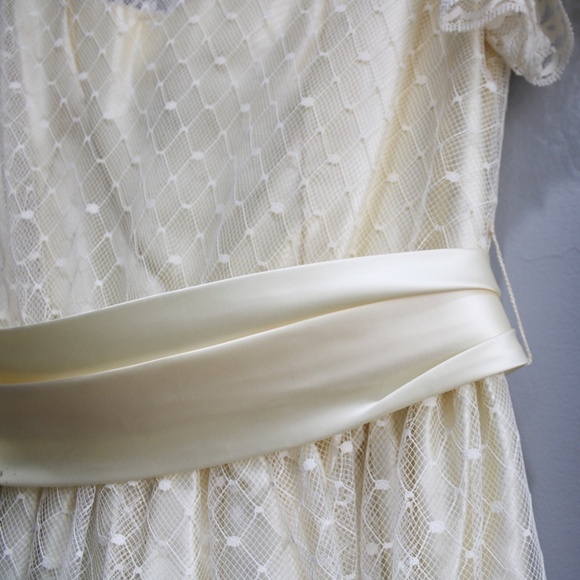 Elegant Cream Lace Dress - Picture 7 of 15